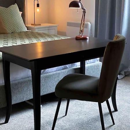 Modern Flat Near Train Station With Free Parking Διαμέρισμα CBG Εξωτερικό φωτογραφία