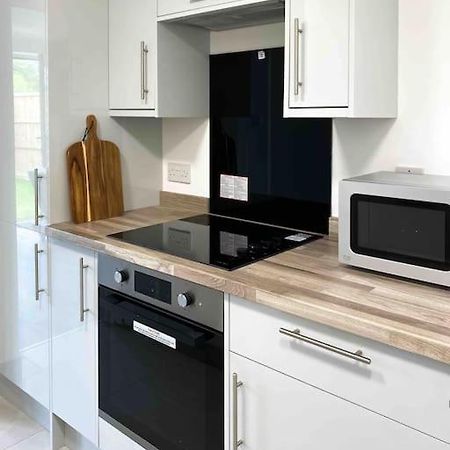 Modern Flat Near Train Station With Free Parking Διαμέρισμα CBG Εξωτερικό φωτογραφία