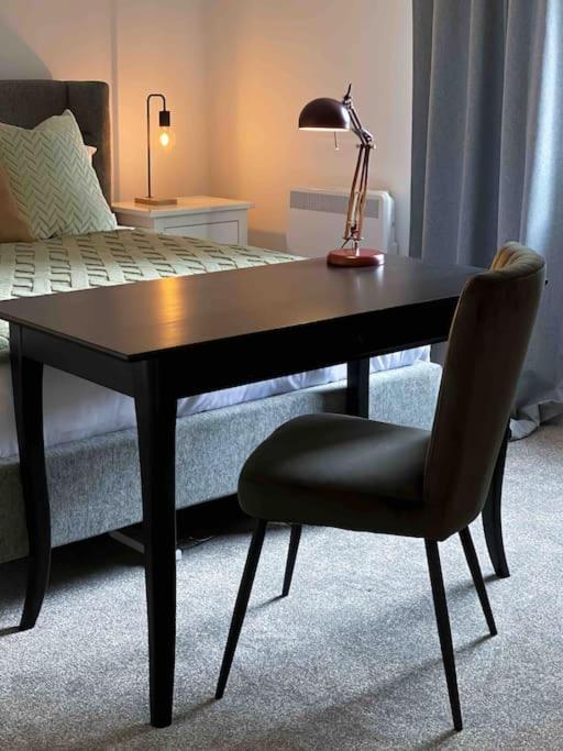 Modern Flat Near Train Station With Free Parking Διαμέρισμα CBG Εξωτερικό φωτογραφία