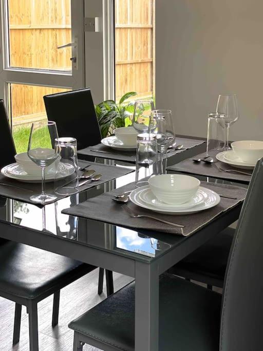 Modern Flat Near Train Station With Free Parking Διαμέρισμα CBG Εξωτερικό φωτογραφία