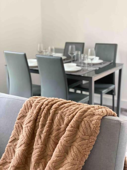 Modern Flat Near Train Station With Free Parking Διαμέρισμα CBG Εξωτερικό φωτογραφία
