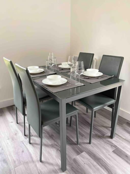 Modern Flat Near Train Station With Free Parking Διαμέρισμα CBG Εξωτερικό φωτογραφία