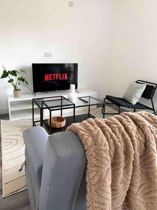 Modern Flat Near Train Station With Free Parking Διαμέρισμα CBG Εξωτερικό φωτογραφία