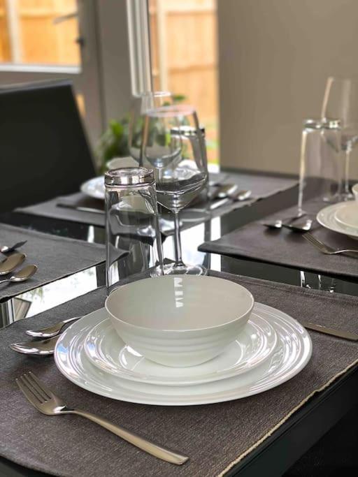 Modern Flat Near Train Station With Free Parking Διαμέρισμα CBG Εξωτερικό φωτογραφία