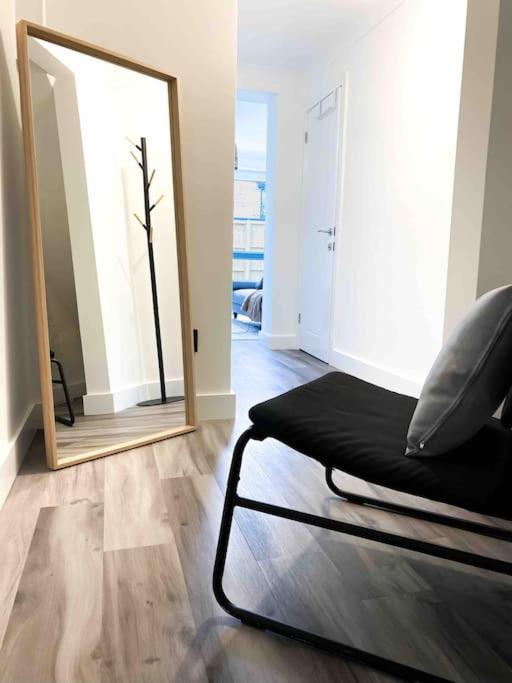Modern Flat Near Train Station With Free Parking Διαμέρισμα CBG Εξωτερικό φωτογραφία