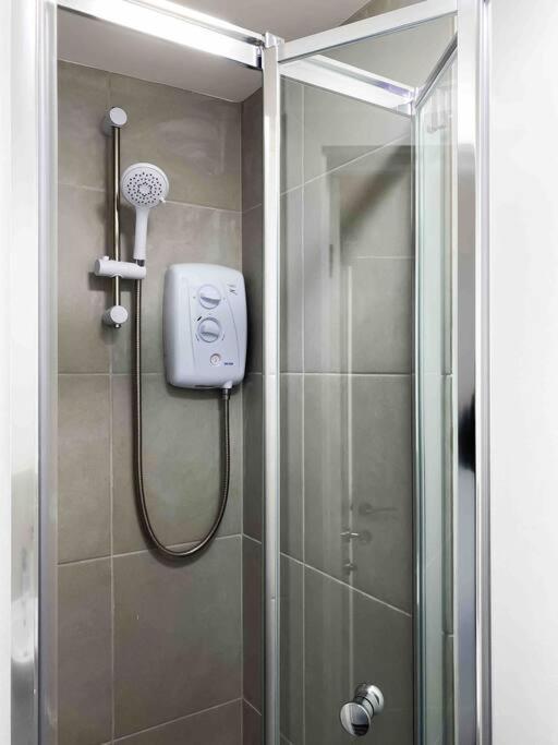 Modern Flat Near Train Station With Free Parking Διαμέρισμα CBG Εξωτερικό φωτογραφία