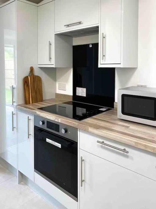 Modern Flat Near Train Station With Free Parking Διαμέρισμα CBG Εξωτερικό φωτογραφία