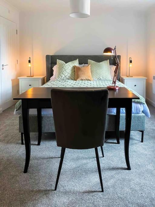 Modern Flat Near Train Station With Free Parking Διαμέρισμα CBG Εξωτερικό φωτογραφία