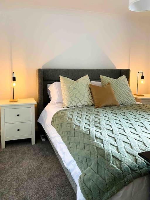Modern Flat Near Train Station With Free Parking Διαμέρισμα CBG Εξωτερικό φωτογραφία
