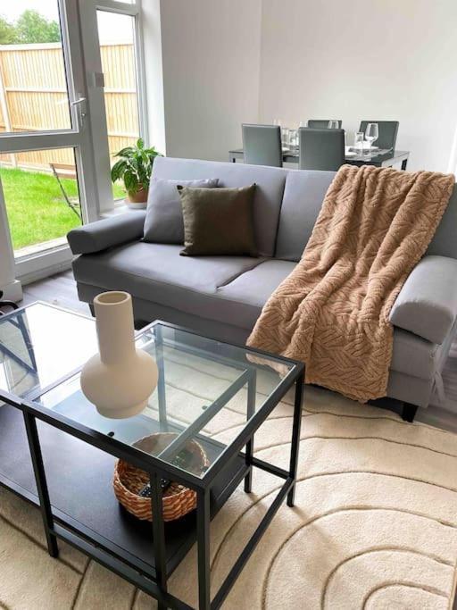 Modern Flat Near Train Station With Free Parking Διαμέρισμα CBG Εξωτερικό φωτογραφία