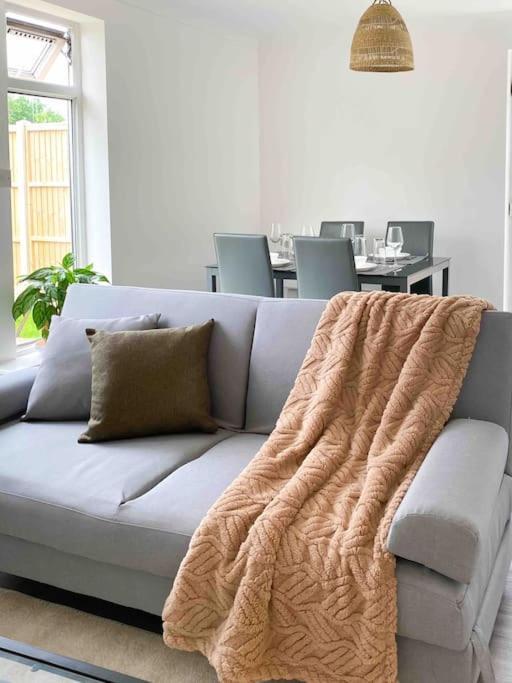 Modern Flat Near Train Station With Free Parking Διαμέρισμα CBG Εξωτερικό φωτογραφία