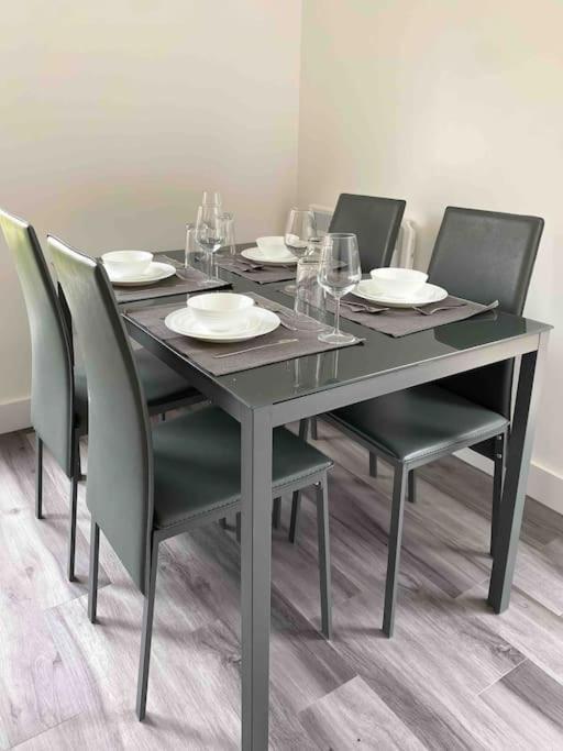 Modern Flat Near Train Station With Free Parking Διαμέρισμα CBG Εξωτερικό φωτογραφία